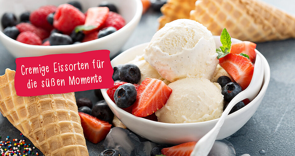 Ein Foto einer Schüssel mit einigen Eiskugeln und Früchten und Text "Cremige Eissorten für die süßen Momente".