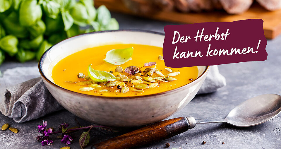 Ein Foto einer Schüssel mit Kürbissuppe gefüllt und Text "Der Herbst kann kommen!".